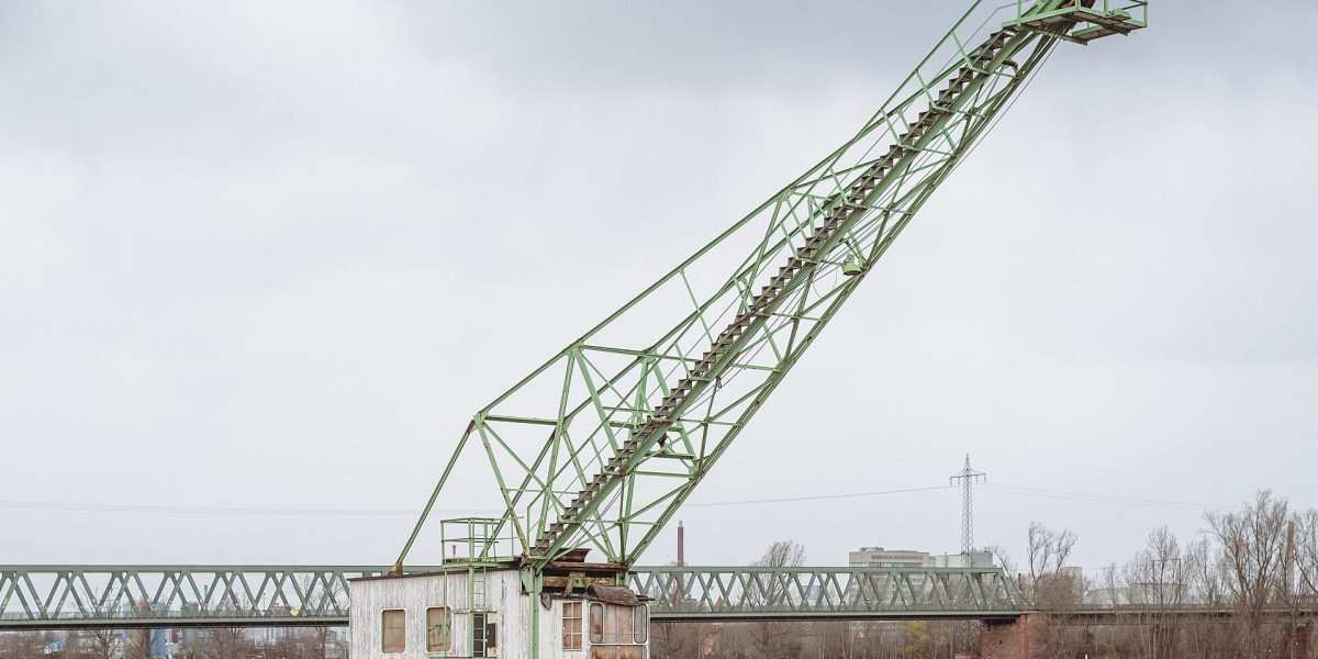 Shipping and ports — port crane