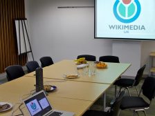 Business confidence surveys — office meeting