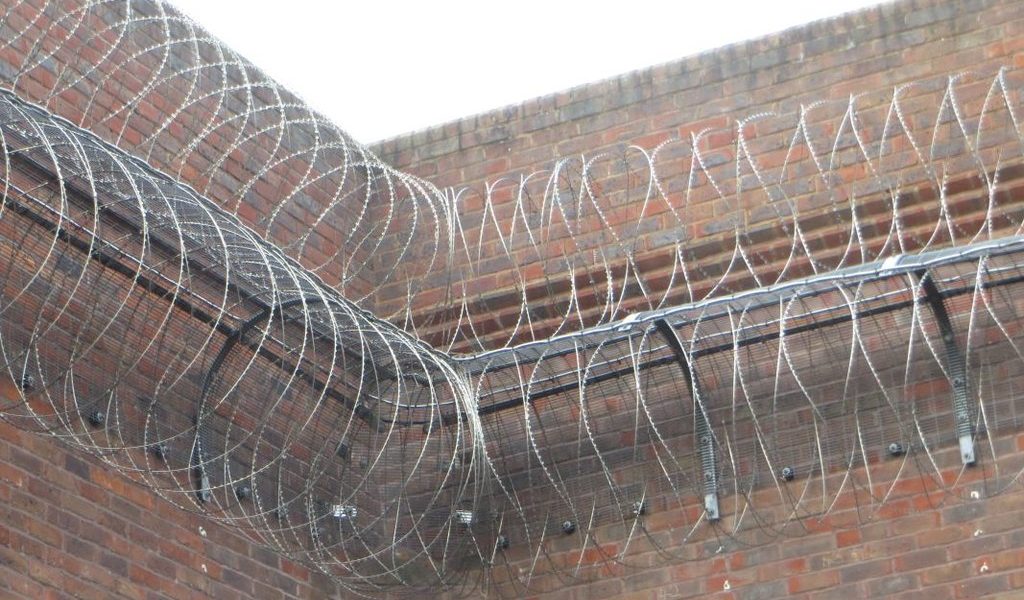 Prisons — razor wire