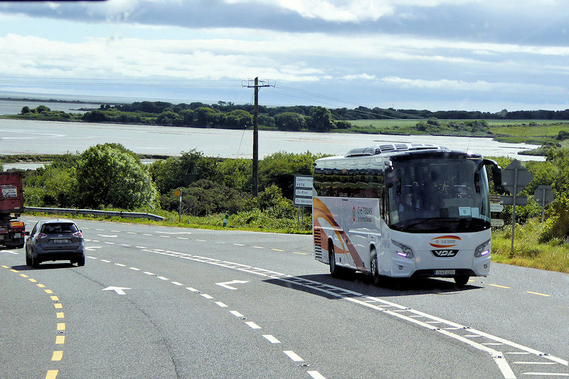 Tourism — tourist coach