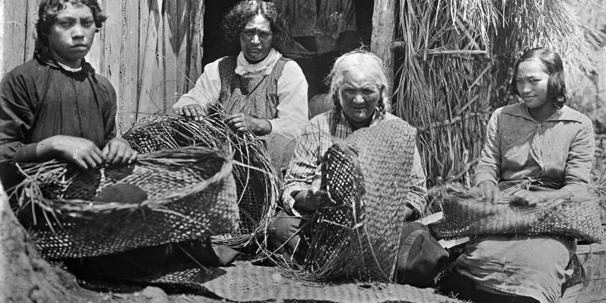 Māori weaving — flax weaving